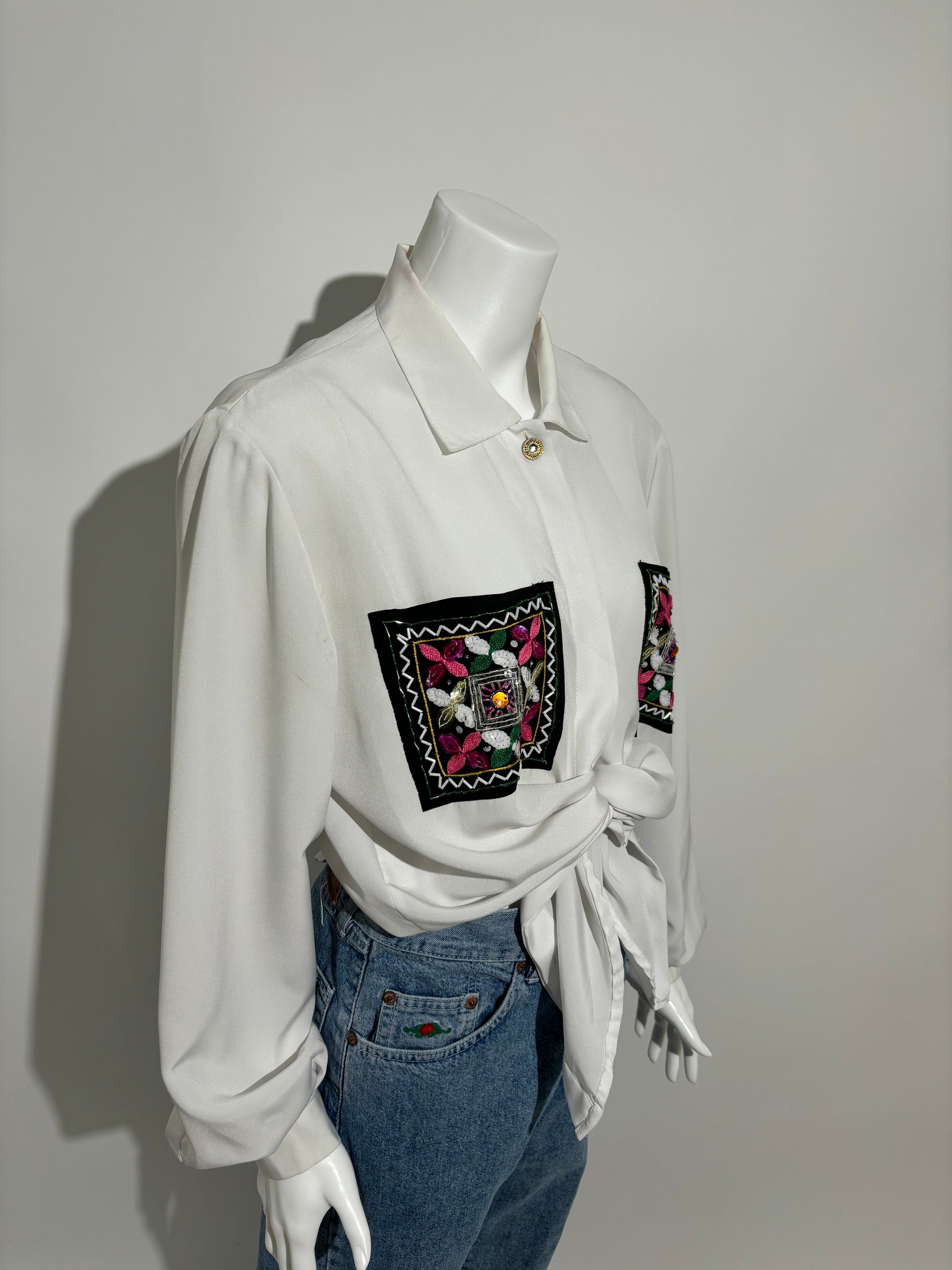Embroidered Elegance 90s Casual Bluza HELM:VNTG