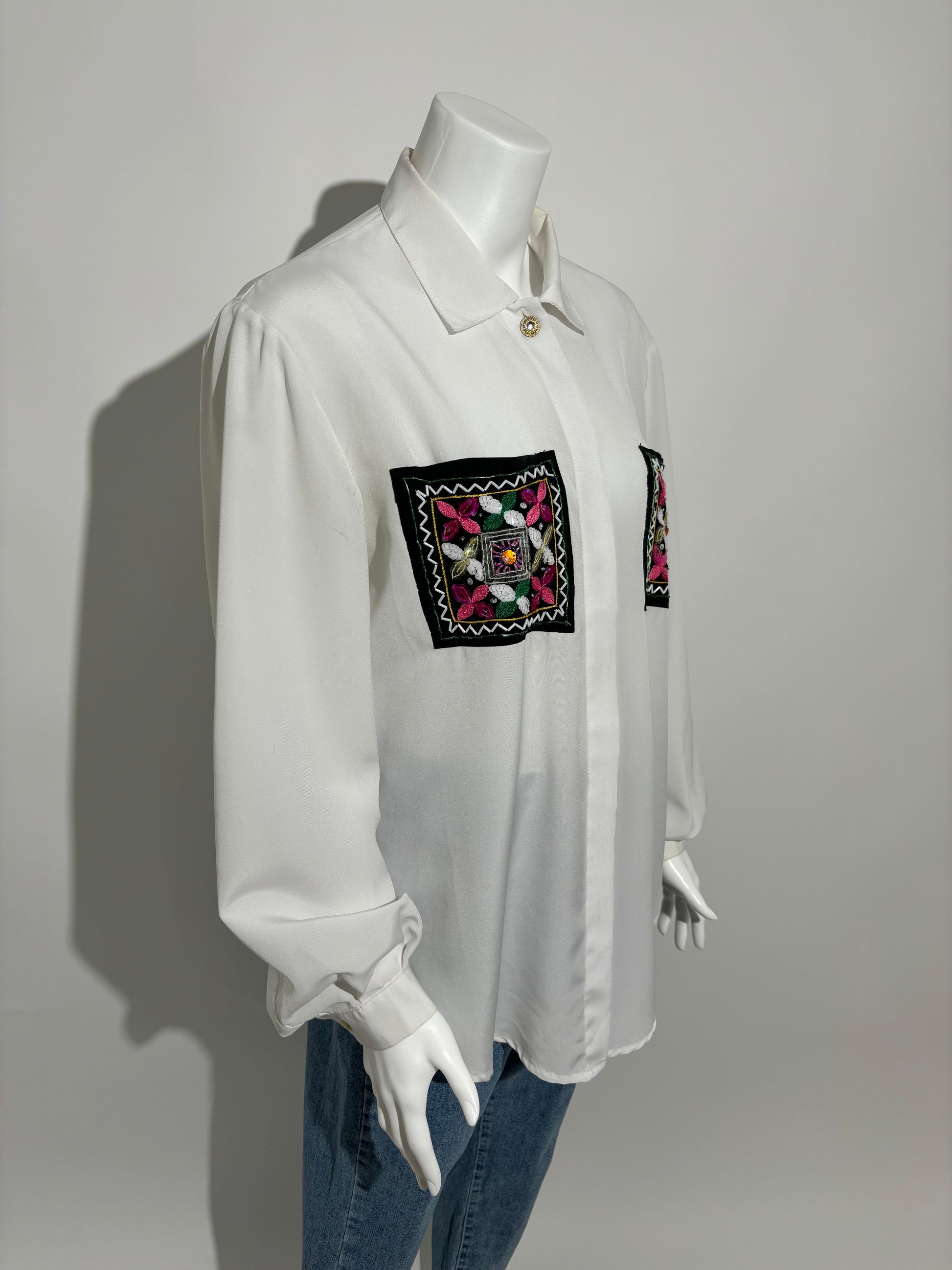 Embroidered Elegance 90s Casual Bluza HELM:VNTG