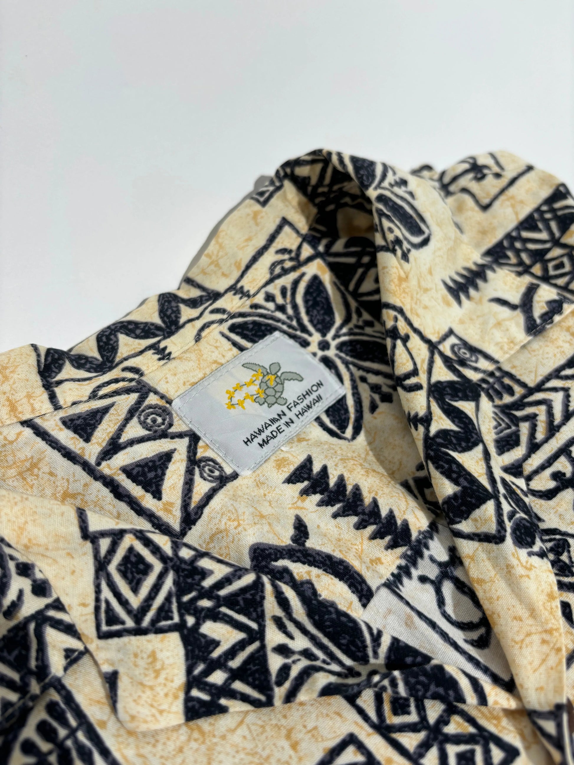 Turtle Beach 80s Pattern Hawaiian Košulja HELM:VNTG