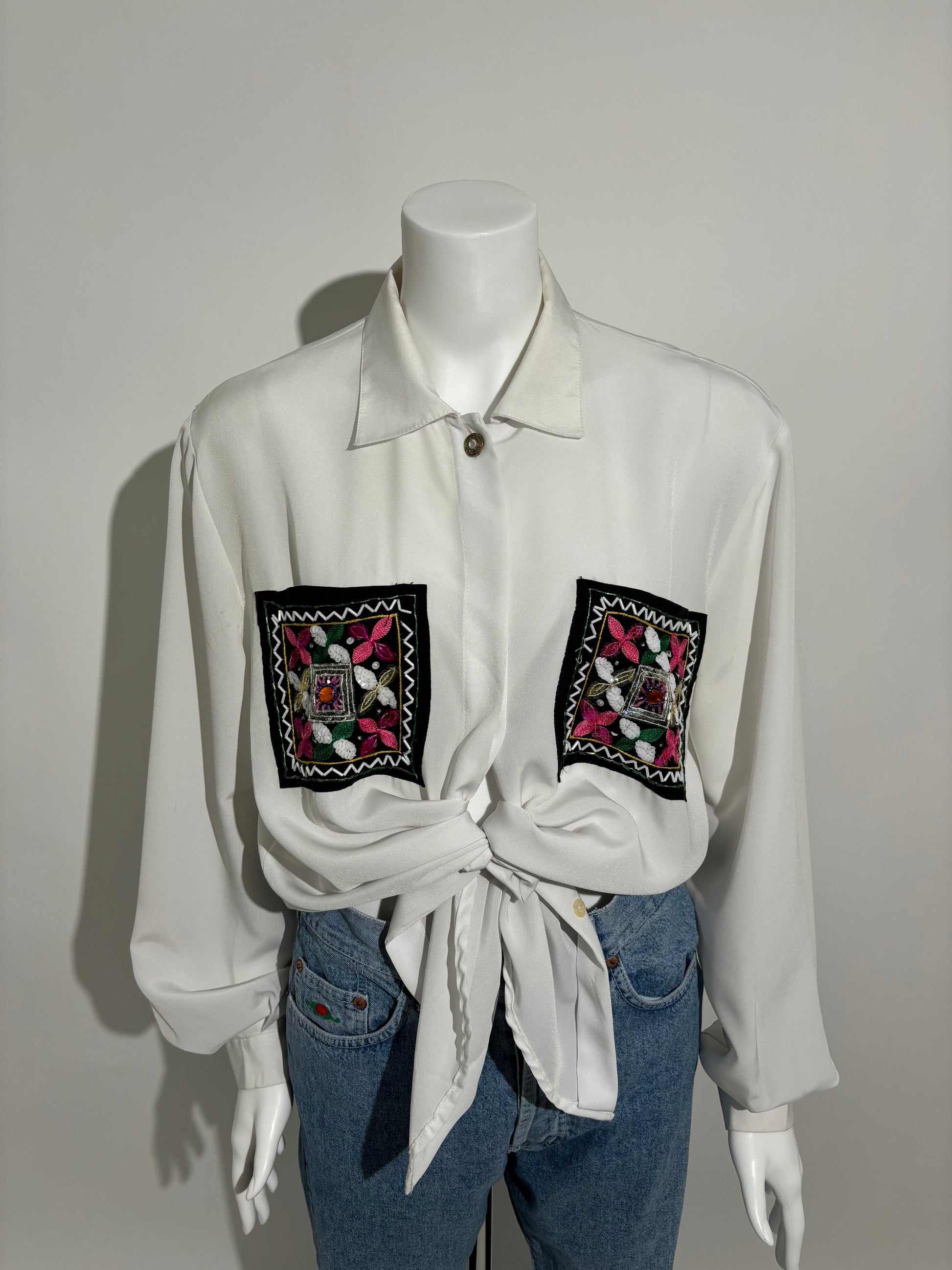 Embroidered Elegance 90s Casual Bluza HELM:VNTG