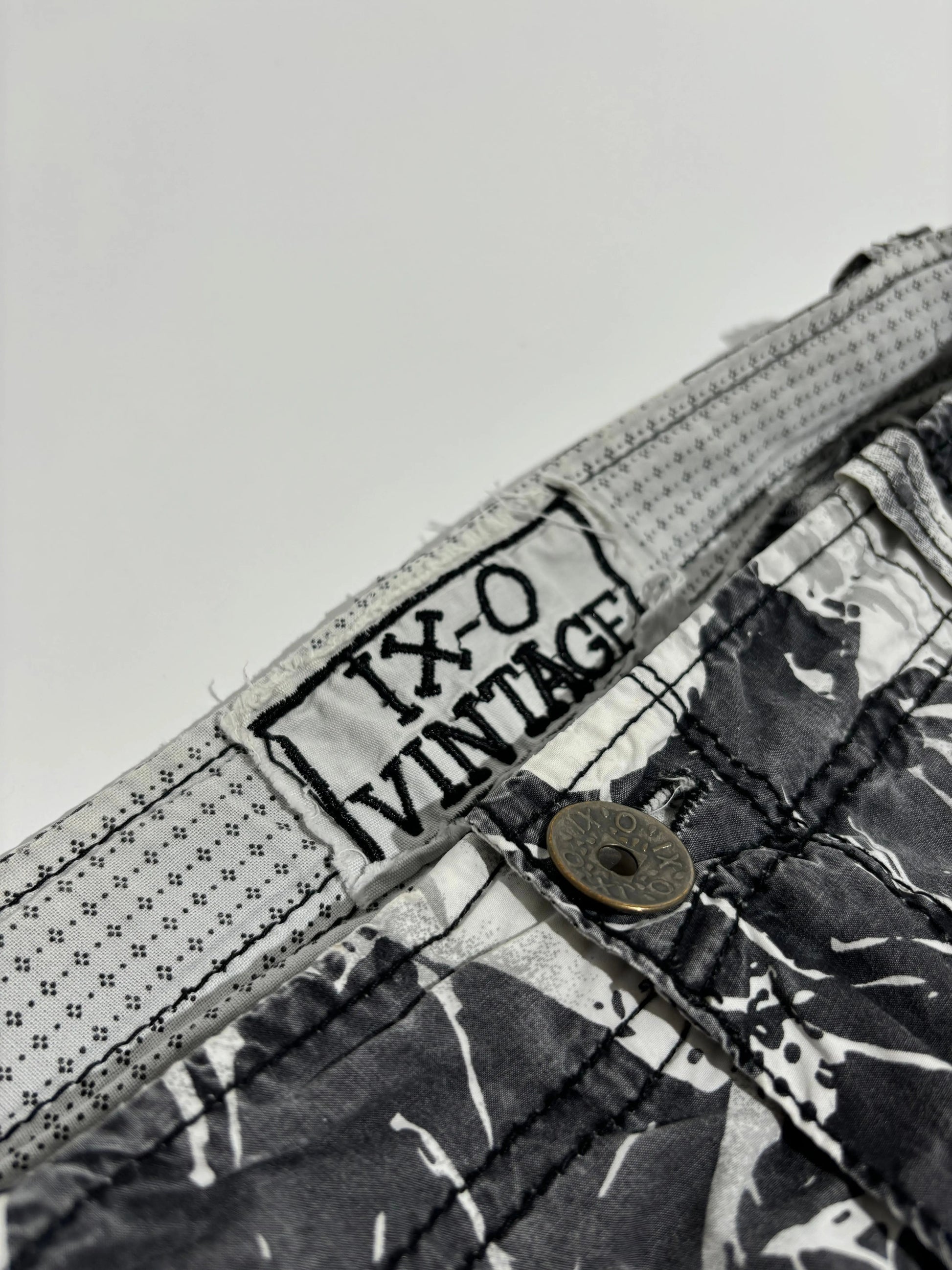 IX-O Vintage Floral Camo Cargo Bermude HELM:VNTG